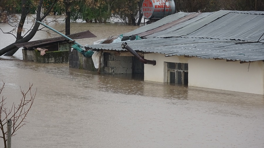 Adana'da sağanak taşkına neden oldu 2