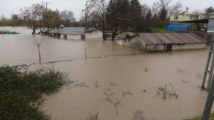 Adana'da sağanak taşkına neden oldu 3