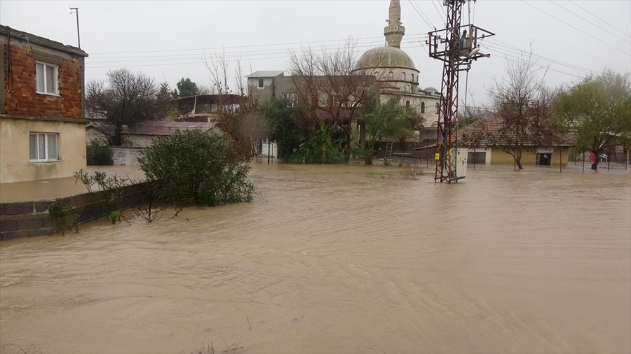 Adana'da sağanak taşkına neden oldu 8