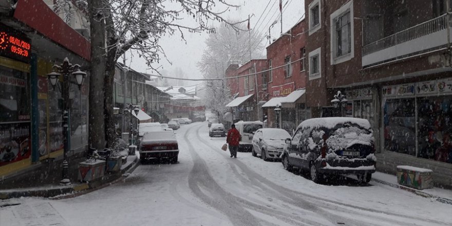 Adana'da yüksek kesimlerde kar yağışı