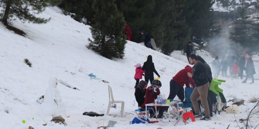 Adanalılar kar görebilmek için 80 kilometre mesafe kat ediyor  