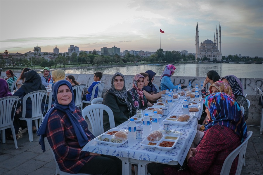 Taş Köprü'de iftar.. 1