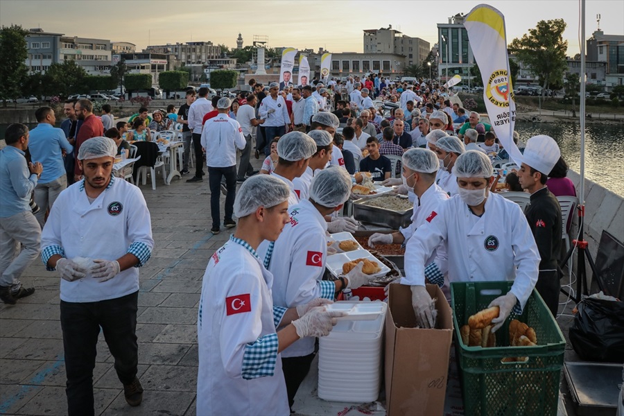 Taş Köprü'de iftar.. 2