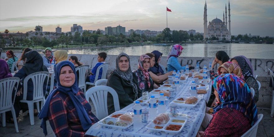 Taş Köprü'de iftar..