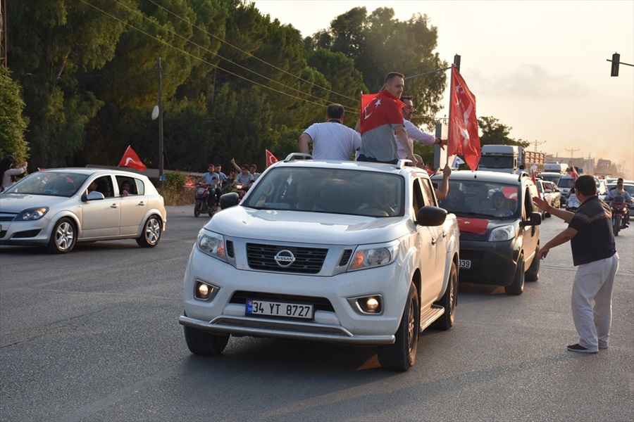 Anadolu ve Milli Gençlik Vakfı üyeleri, İncirlik Üssü önünde ABD'yi prot 10