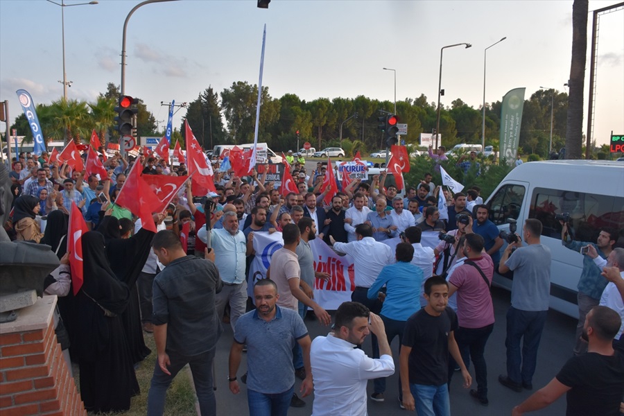 Anadolu ve Milli Gençlik Vakfı üyeleri, İncirlik Üssü önünde ABD'yi prot 12