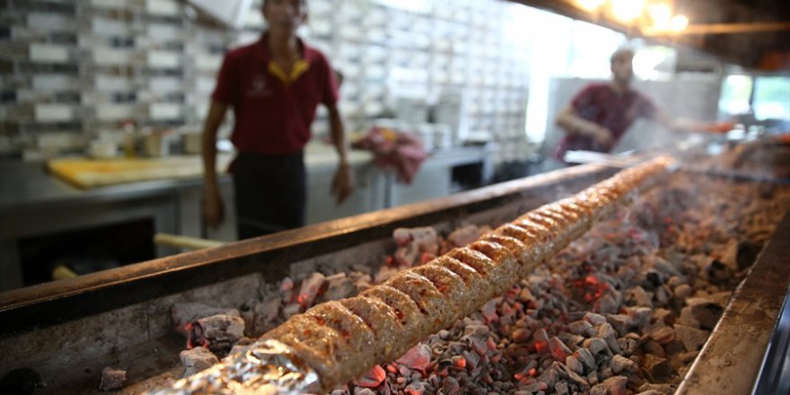 Ahşap şiş Adana kebabına lezzet kattı