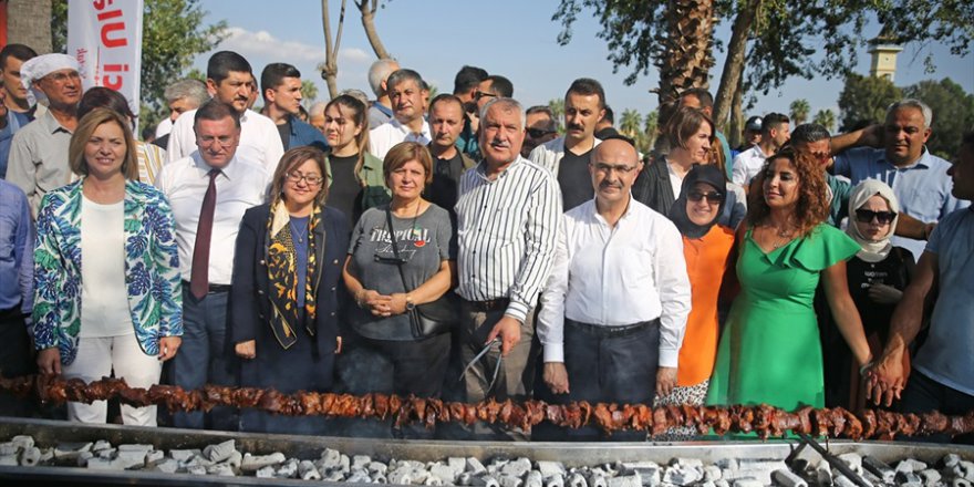 Adana'da "tek şişte et pişirme" rekoru kırıldı