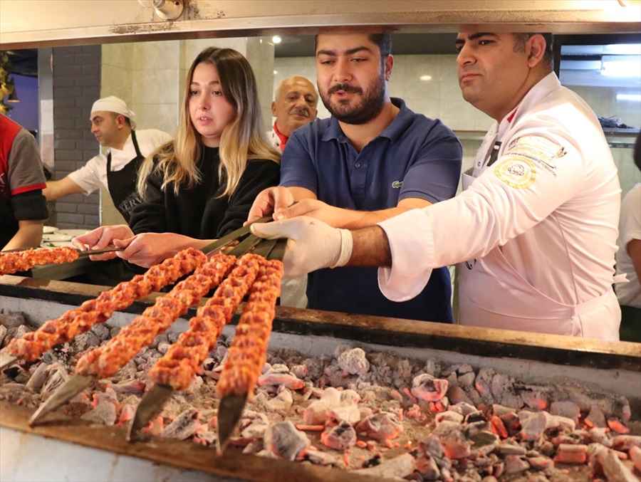 Turistler hem kebap yiyor hem de yapımını öğreniyor 1