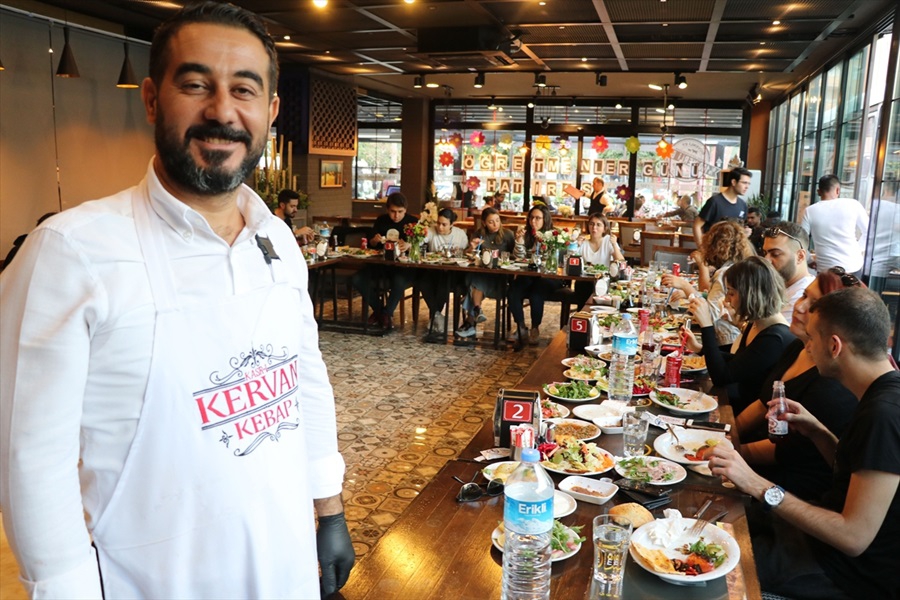 Turistler hem kebap yiyor hem de yapımını öğreniyor 10