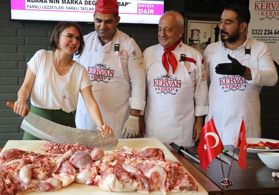 Turistler hem kebap yiyor hem de yapımını öğreniyor 2