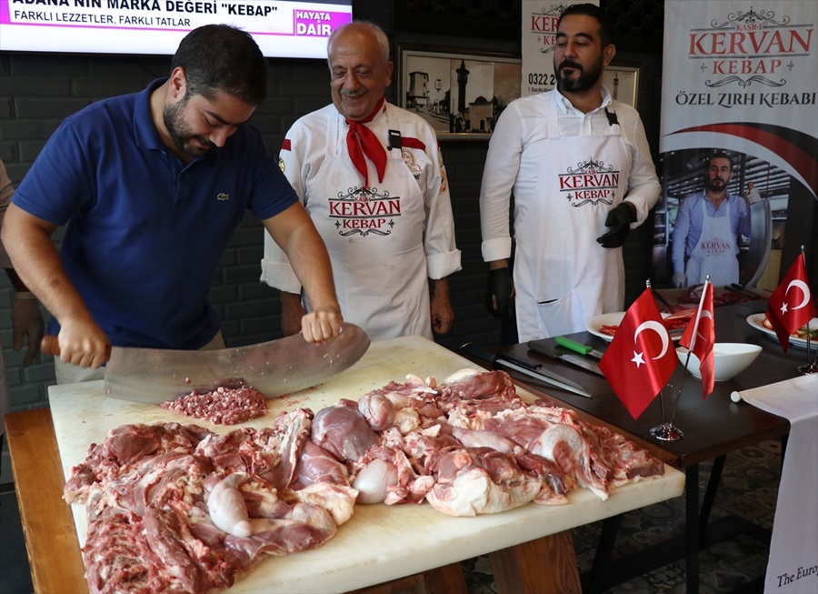 Turistler hem kebap yiyor hem de yapımını öğreniyor 3