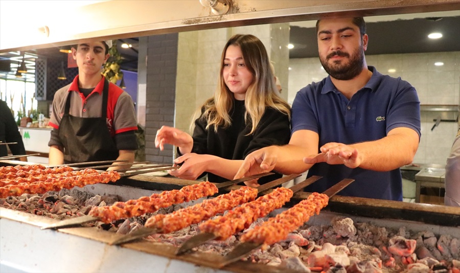 Turistler hem kebap yiyor hem de yapımını öğreniyor 8