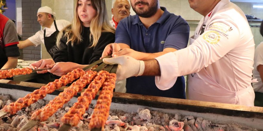 Turistler hem kebap yiyor hem de yapımını öğreniyor