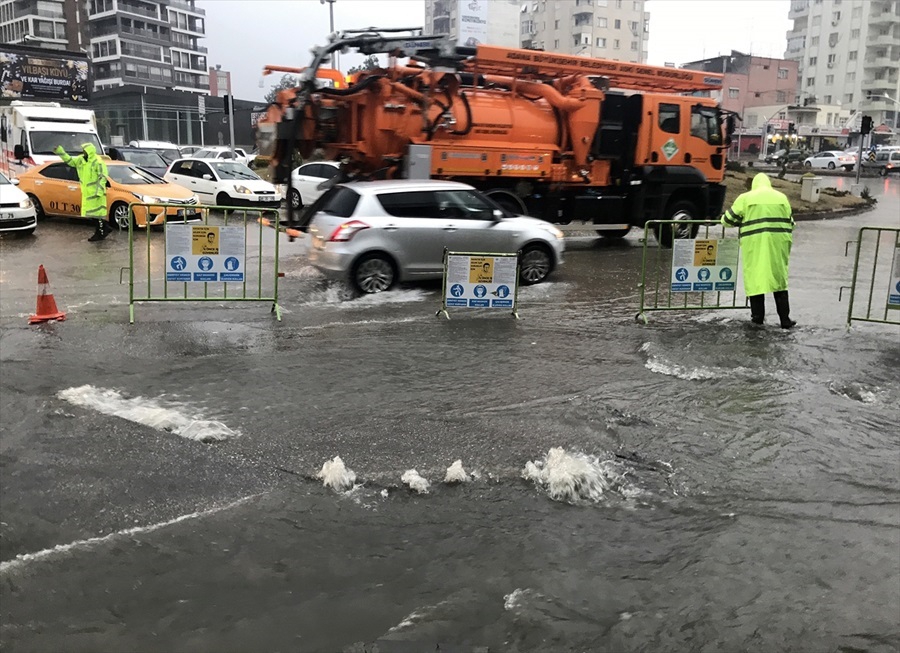 Adana'da sağanak nedeniyle eğitime çarşamba günü de ara verildi 21