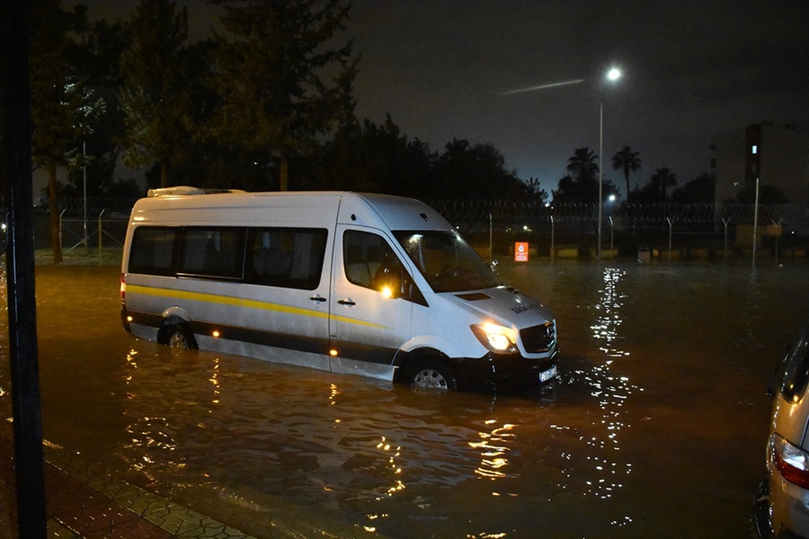 Adana'da sağanak nedeniyle eğitime çarşamba günü de ara verildi 3