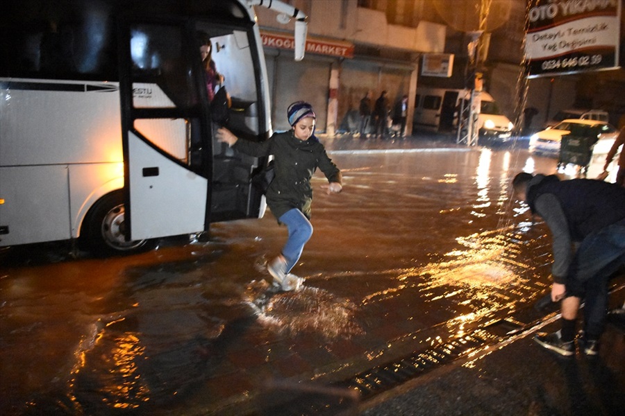 Adana'da sağanak nedeniyle eğitime çarşamba günü de ara verildi 5