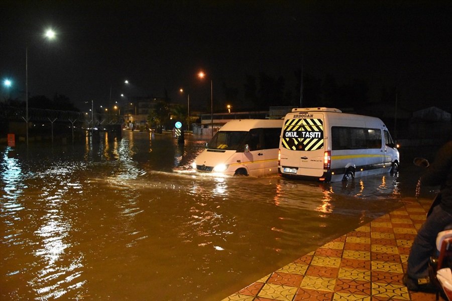 Adana'da sağanak nedeniyle eğitime çarşamba günü de ara verildi 6