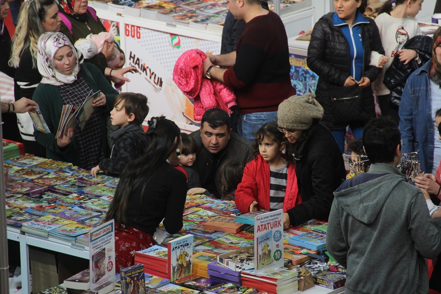 Onbinlerce Adanalı, Çukurova Kitap Fuarı’na akın etti.. 4