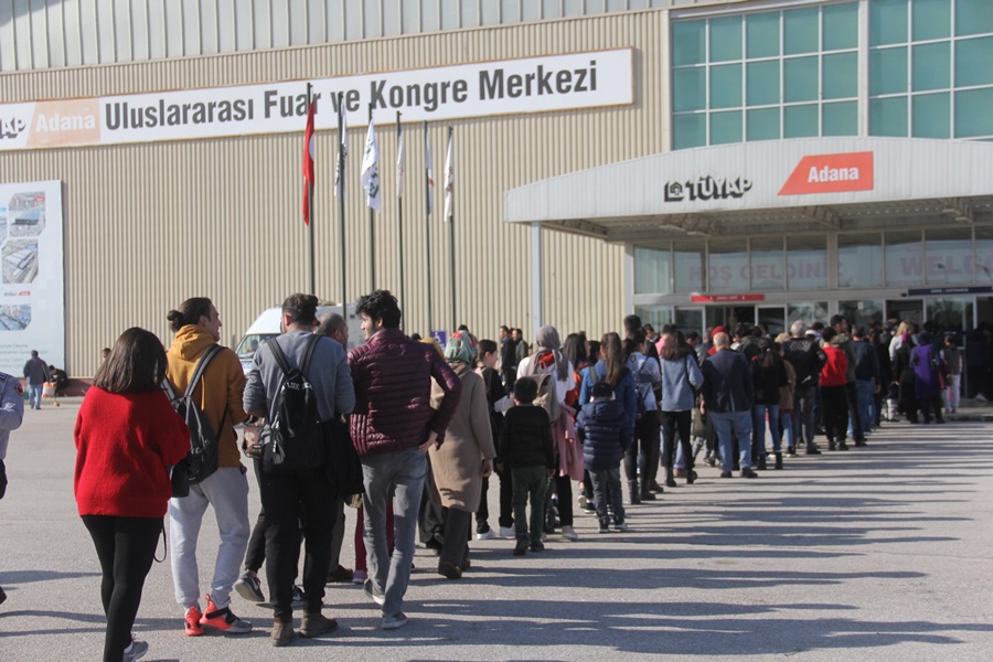 Onbinlerce Adanalı, Çukurova Kitap Fuarı’na akın etti.. 9