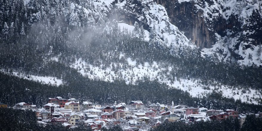 Adana'nın yüksek kesimleri beyaza büründü