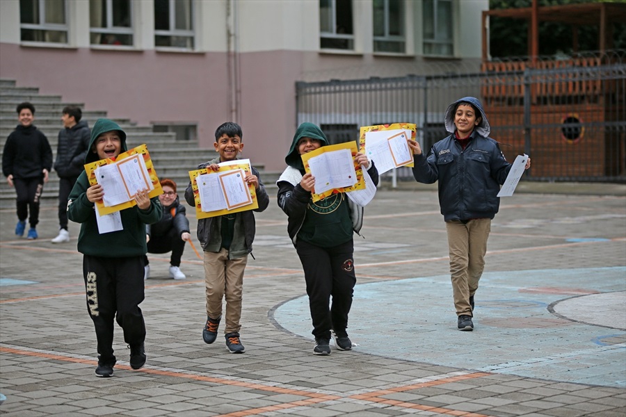 Adana’da öğrenciler karnelerini aldı.. 16