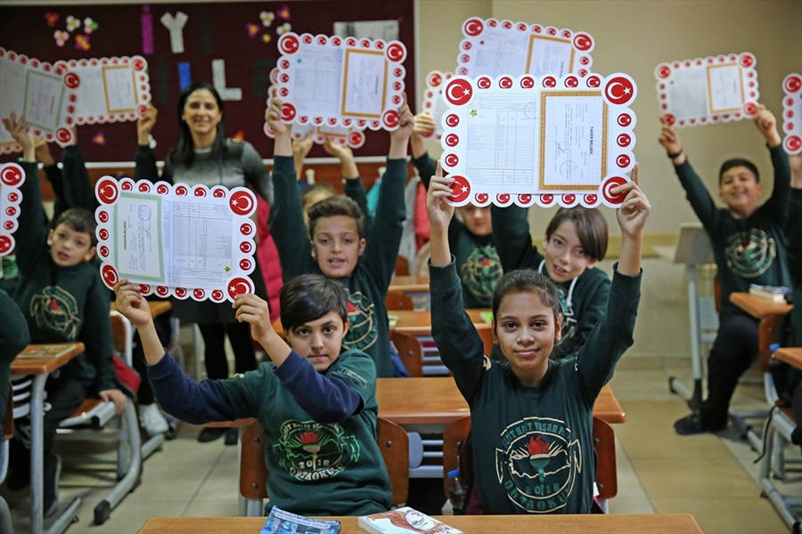 Adana’da öğrenciler karnelerini aldı.. 17