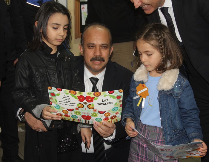 Adana’da öğrenciler karnelerini aldı.. 23