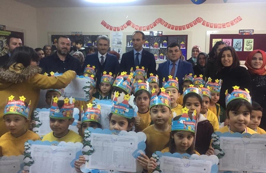 Adana’da öğrenciler karnelerini aldı.. 8