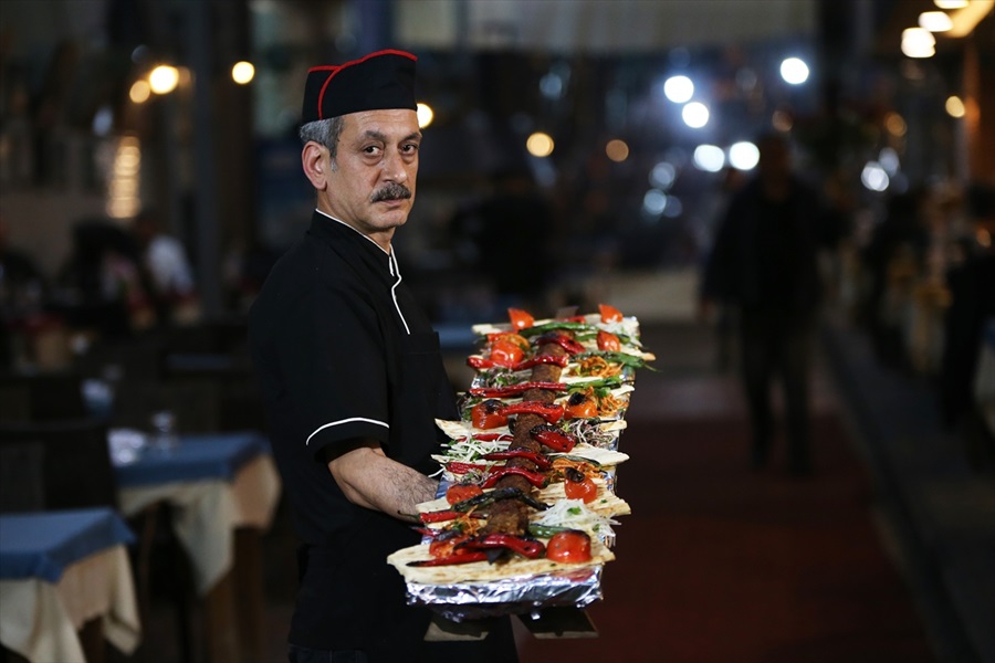 Farklı sunumuyla Adana'nın "damak çatlatan" lezzeti: Metrelik Adana keba 1