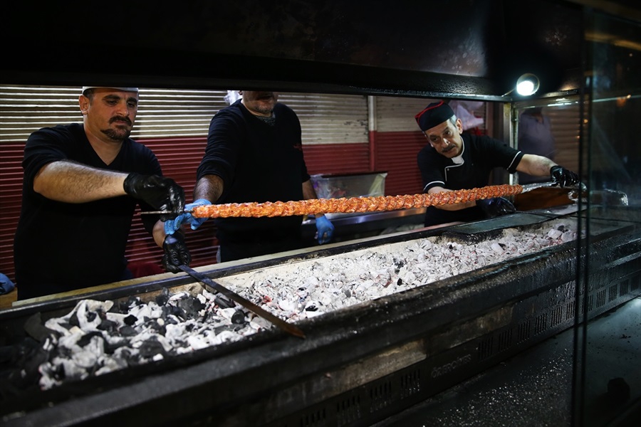 Farklı sunumuyla Adana'nın "damak çatlatan" lezzeti: Metrelik Adana keba 4