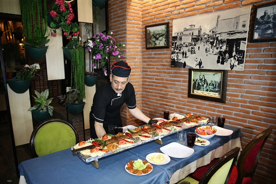 Farklı sunumuyla Adana'nın "damak çatlatan" lezzeti: Metrelik Adana keba 8