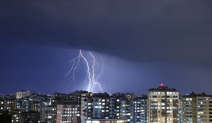 Adana'da şimşekli gece 1