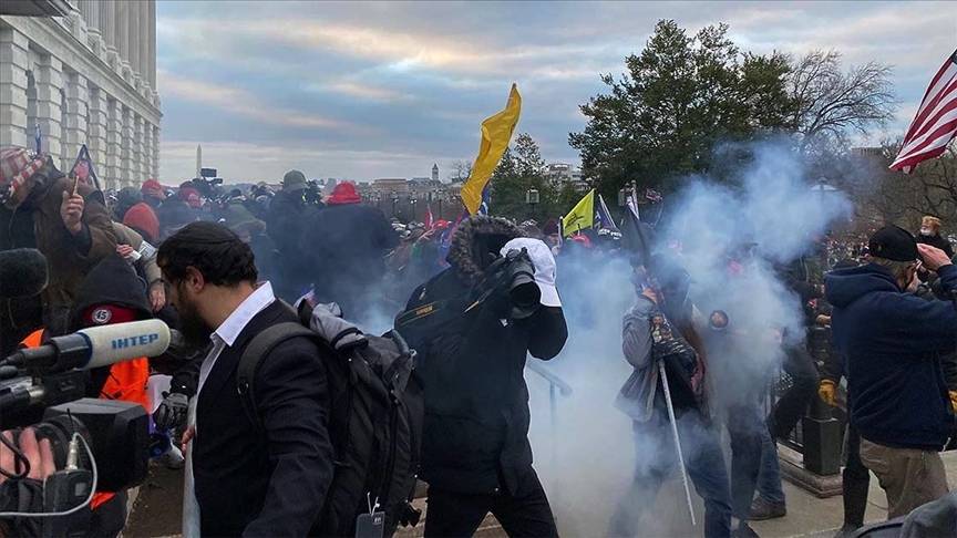 ABD'de Trump destekçileri polis barikatını aşarak Kongre binasına girdi 2