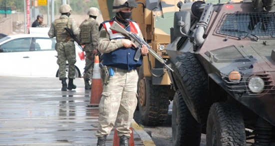 Hakkari'de teröristlerle çıkan çatışmada 1 polis şehit oldu