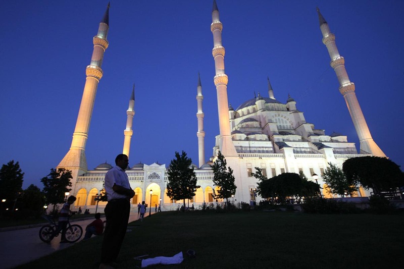 Tüm camilerde şehitler için hatim ve dualar okundu