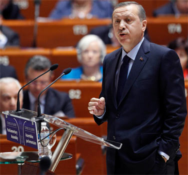 Mustafa Yürekli Kırk Karede Erdoğan: 21. Erdoğan’ın Eli Cebinde Konuşma Fotoğrafı