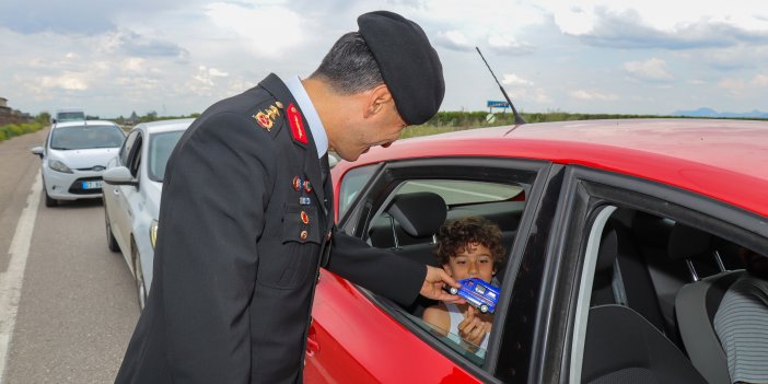 Tümgeneral, uygulamayı denetleyip çocuklara şeker ve hediye verdi