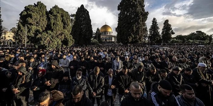 İsrail'in kısıtlamalarına rağmen Mescid-i Aksa'da 60 bin Müslüman bayram namazını kıldı