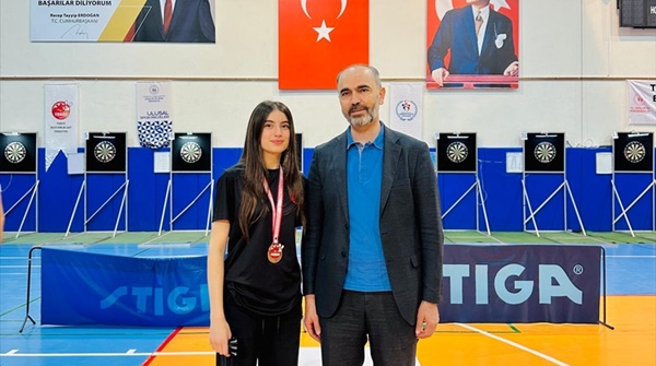 Adanalı sporcu Ecrin Buse Dural, Türkiye Dart Şampiyonası'nda üçüncü oldu