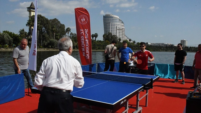 Adana'da Seyhan Nehri üzerinde masa tenisi yarışmaları düzenlendi
