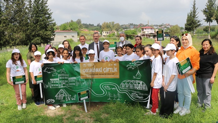 Adana'da "Okulda Çiftlik" projesiyle öğrenciler meyve fidanı dikti