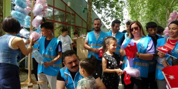 Parkta bayram kutlayan çocukları Türk Bayrakları ve pamuk şekerleriyle karşıladılar