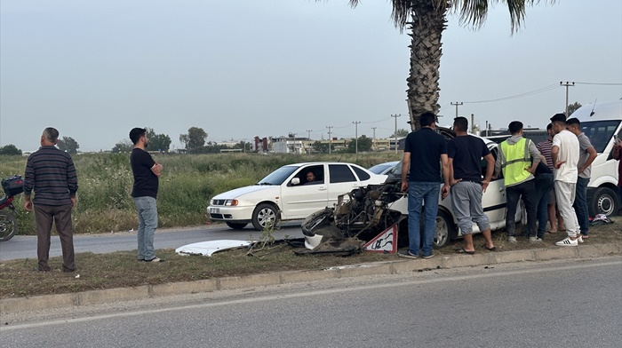 Adana'da refüjdeki ağaca çarpan otomobilin sürücüsü yaralandı