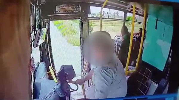 Adana'da kapısı açık seyreden otobüsten düşen kadın ağır yaralandı