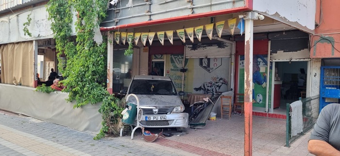 Adana'da otomobilin kahvehaneye girmesi sonucu 5 kişi yaralandı