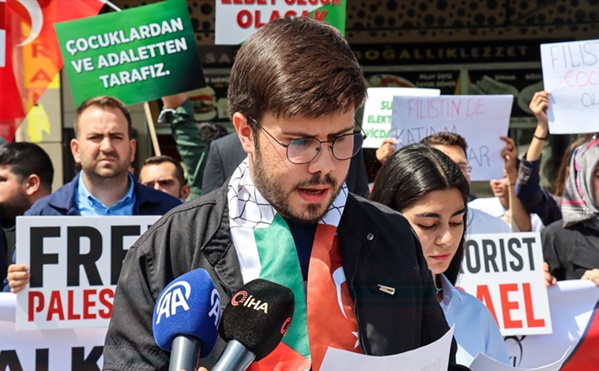 Çukurova Üniversitesi'nde öğrenciler İsrail'in Gazze'ye saldırılarını protesto etti