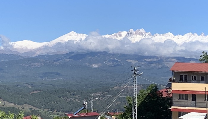 Aladağ'da yüksek kesimlere kar yağdı