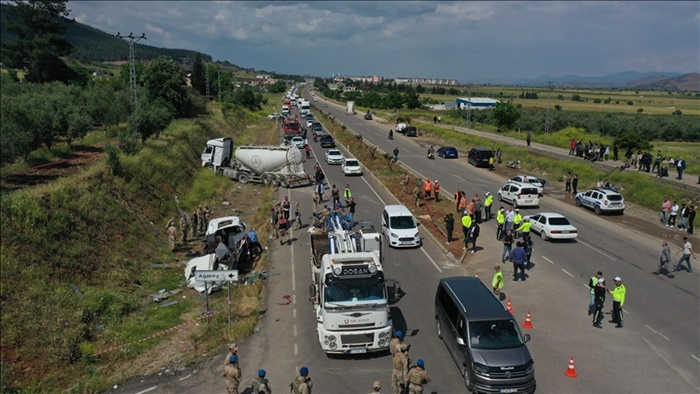 Gaziantep'te minibüsle beton mikseri çarpıştı: 8 ölü, 11 yaralı