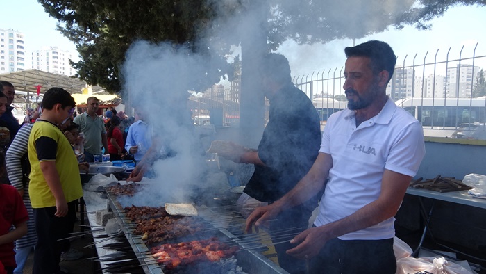 Adana'da okul bahçesinde kebap dumanları yükseldi